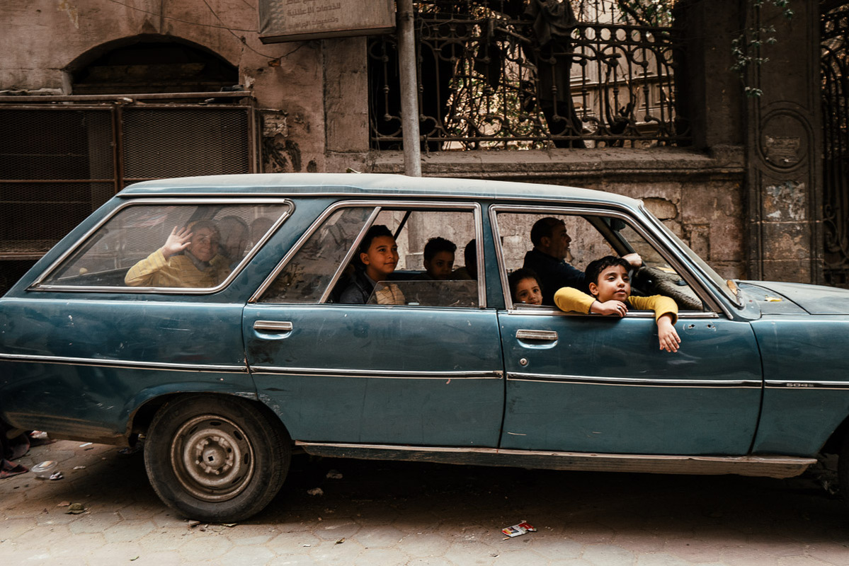 Street photography by Jonathan Jasberg, children in a car