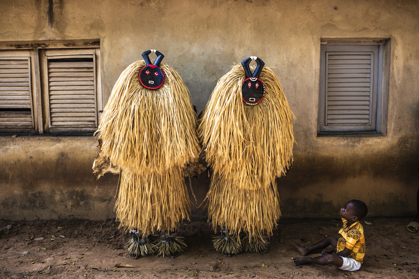 Color travel photography of Goli dancers in Yamoussoukro, Ivory Coast by Stefano Lotumolo