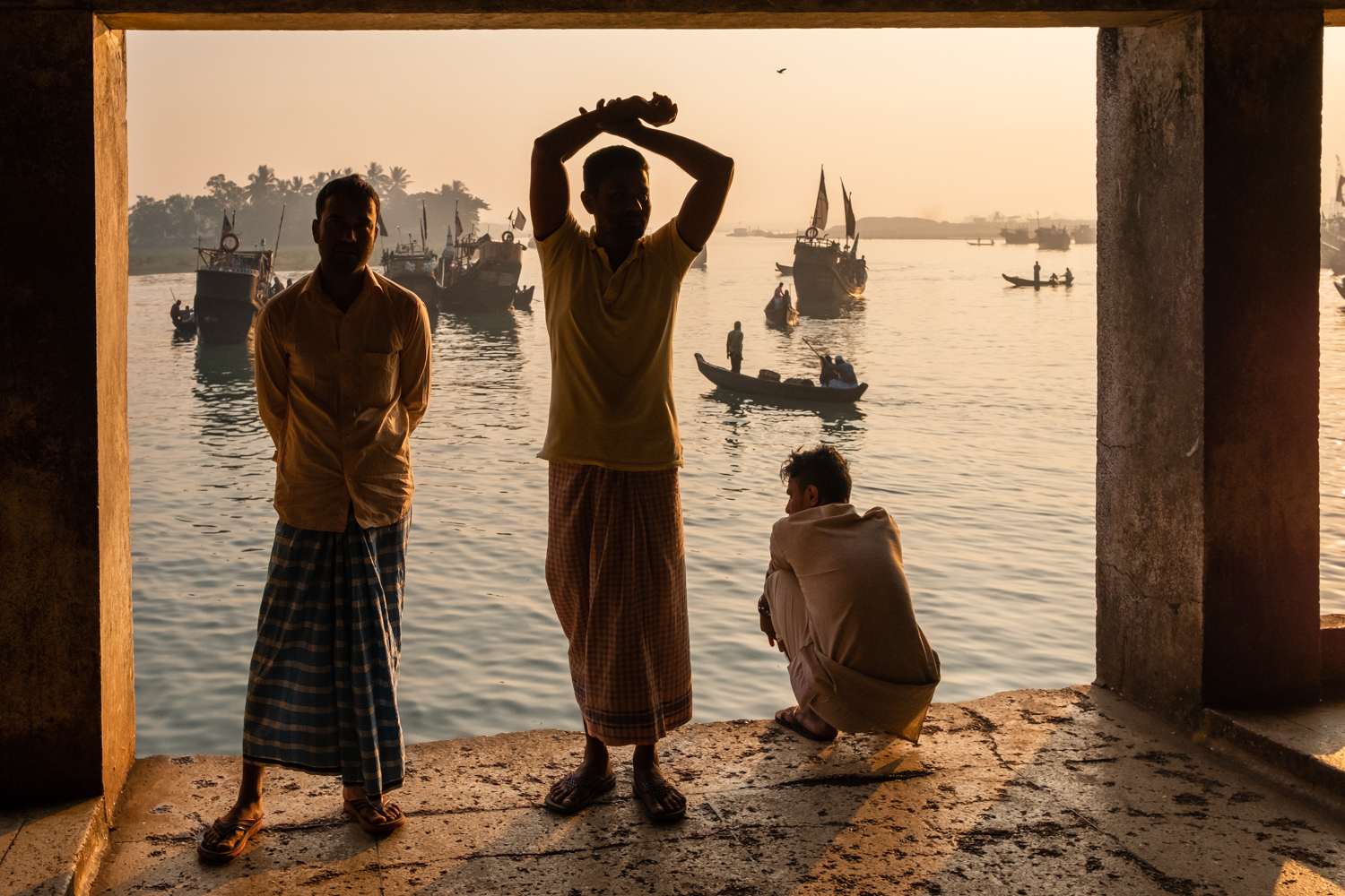 Color travel photography of sunrise at Cox’s Bazar, Bangladesh by Didier Vanderperre