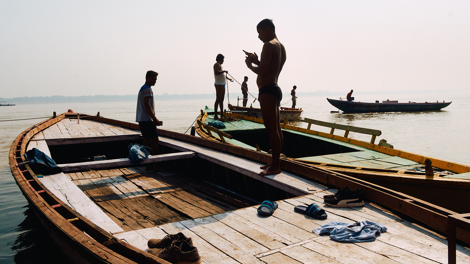 Street photography by Eduardo Ortiz. Men on boats in India