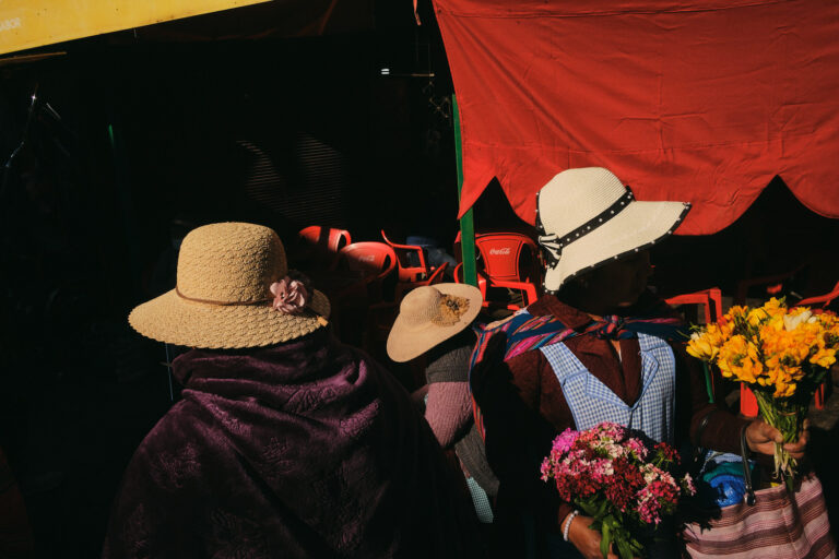 Street photography by Eduardo Ortiz, market in Bolivia