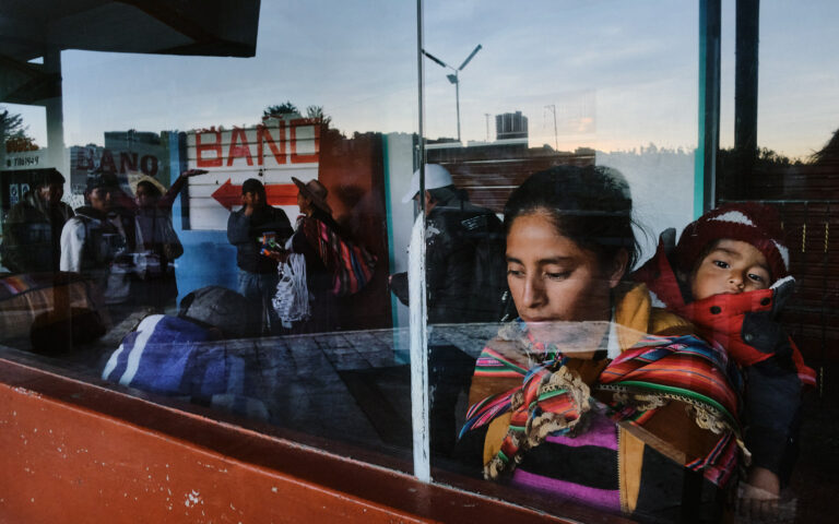 Street photography by Eduardo Ortiz. Woman and a child on a bus in Sucre, Bolivia