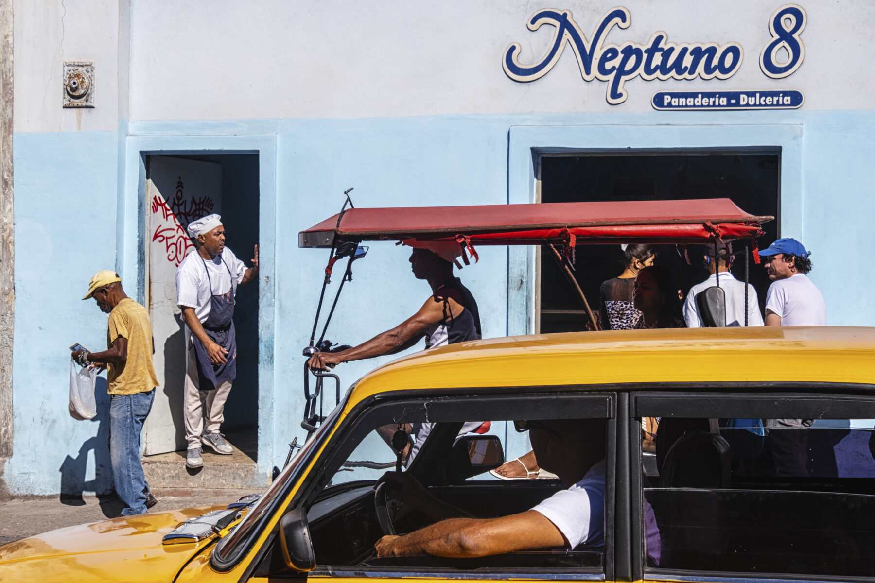 color street photo of people in Habana, Cuba by Bego Amare