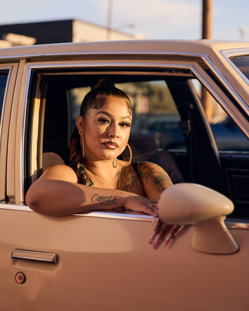 Documentary photo by Owen Harvey. Portrait of a woman in a car.