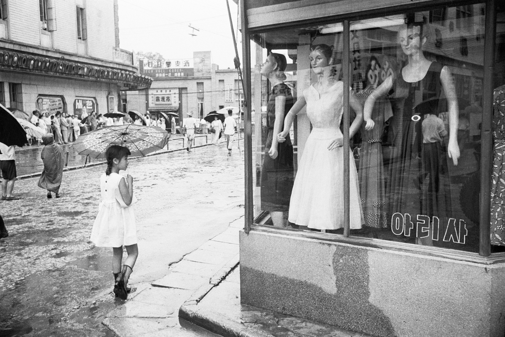 B&W photo of a street in Seoul, South Korea, 1958 by Han Youngsoo