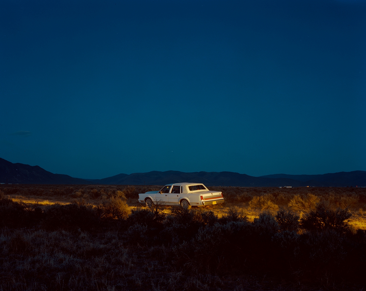 Color documentary photography by Mikel Bastida. Car at night