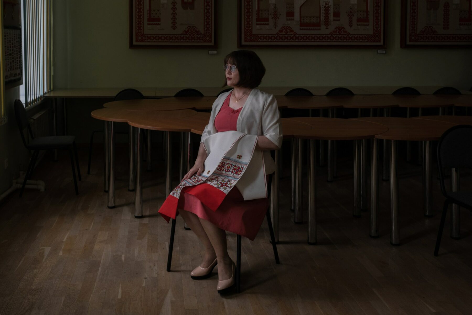 Portrait photography of a woman knitting by Ksenia Maksimova.