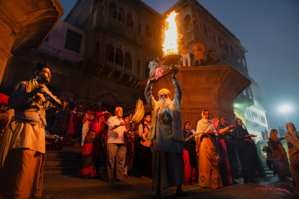 color photo of devotees in Vrindavan, India by Júlia Arnau Allué