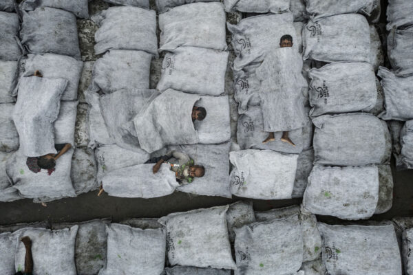 color documentary photo of Dohar Mainat Ghatworkers - Dhaka District, Bangladesh by Alain Schroeder