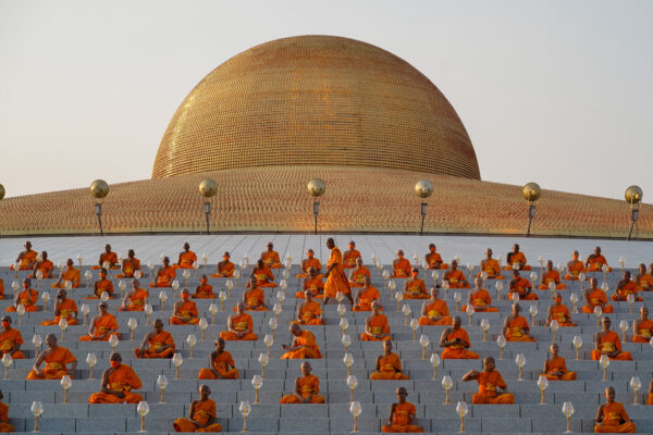 color documentary photo of cerenomy at Wat Dhammakaya, Thailand by Aleksandra Lasota