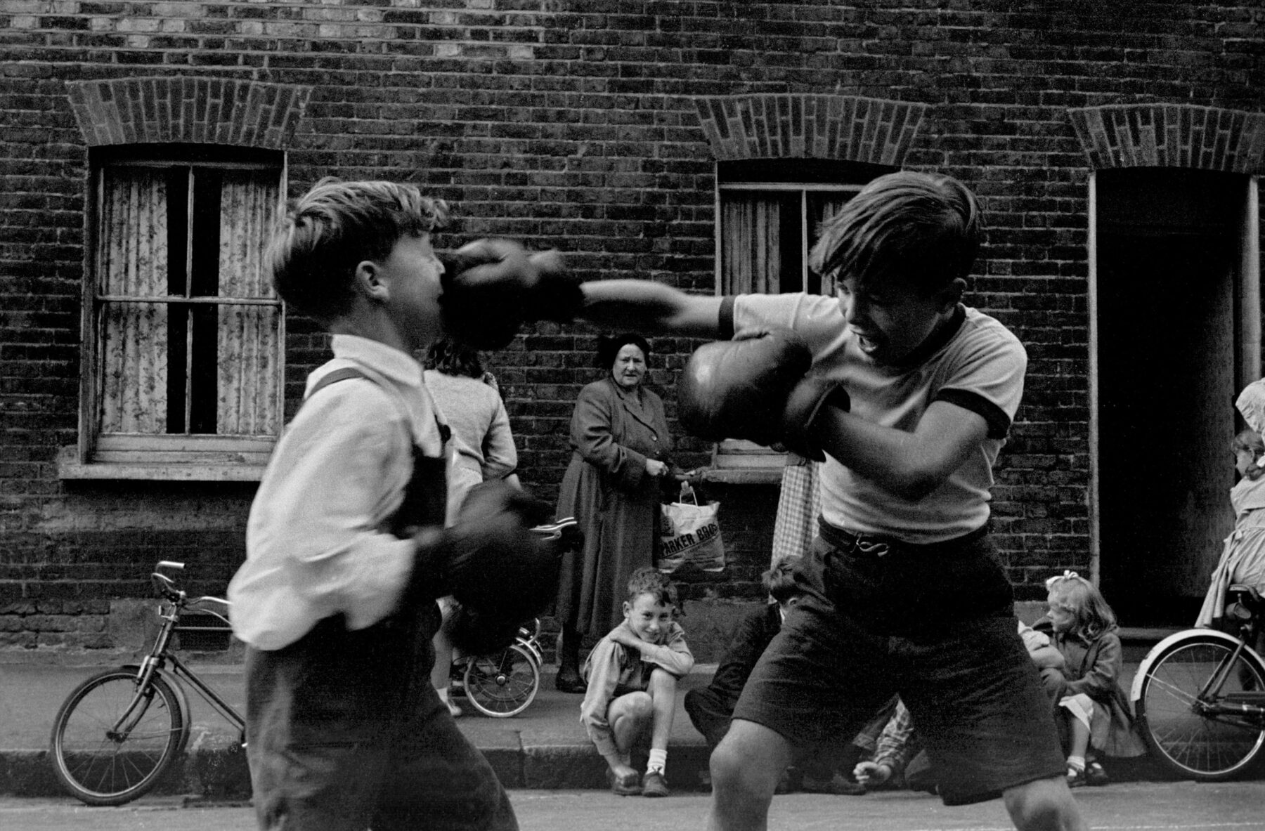 black and white street photo in London by Frank Horvat