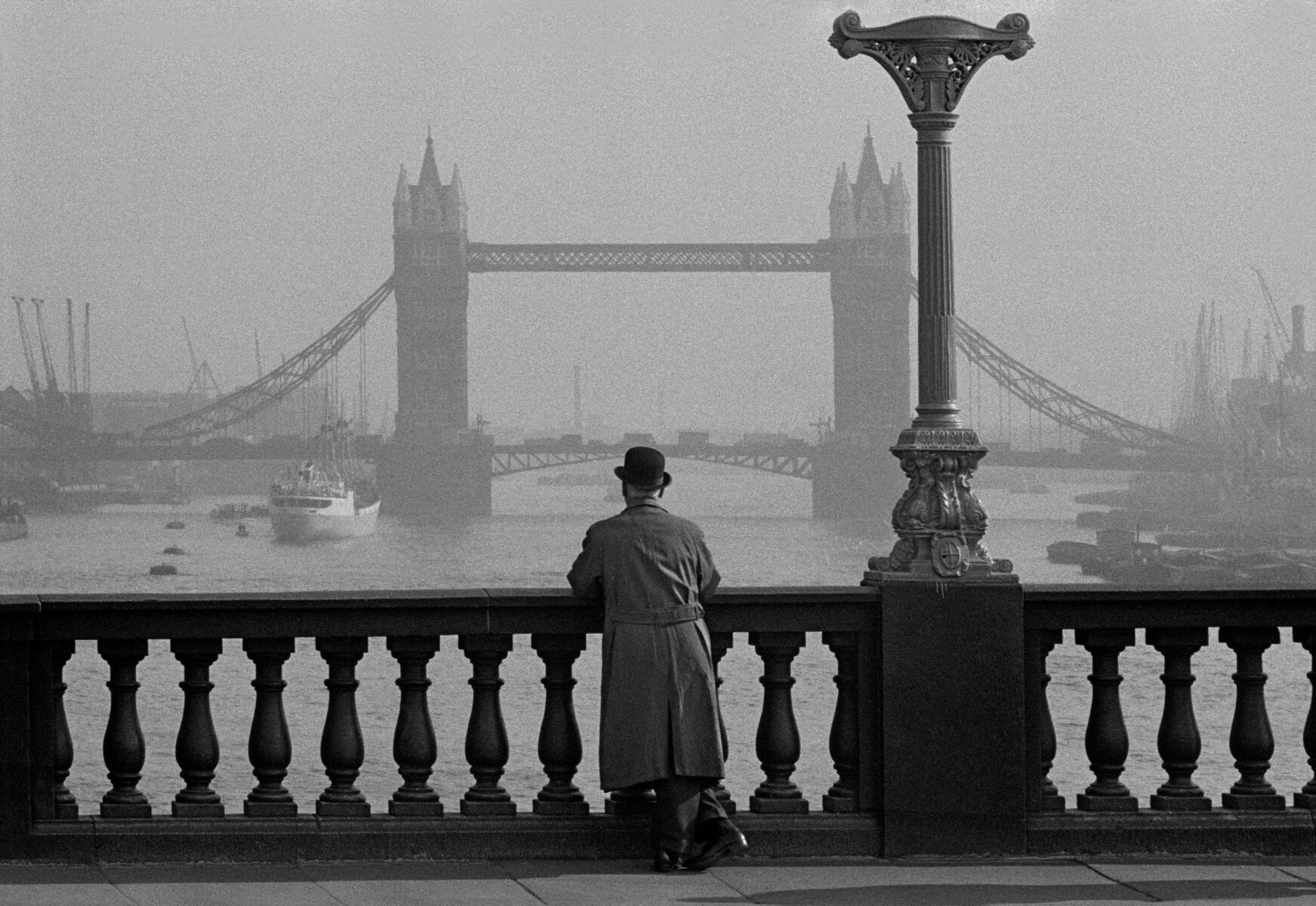 black and white street photo in London by Frank Horvat