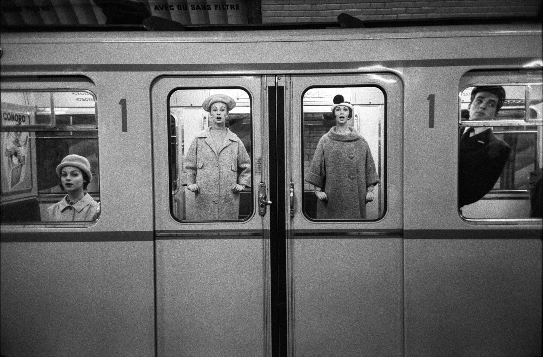 black and white fashion photography in Paris by Frank Horvat