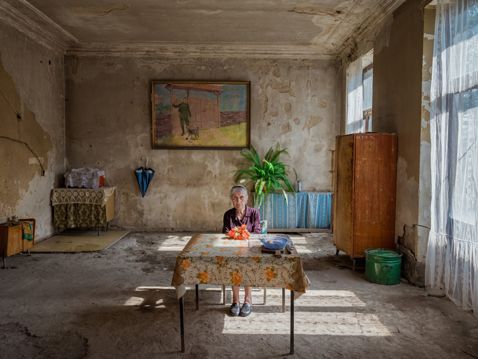 color portrait documentary photo of a woman by Hossein Fardinfard