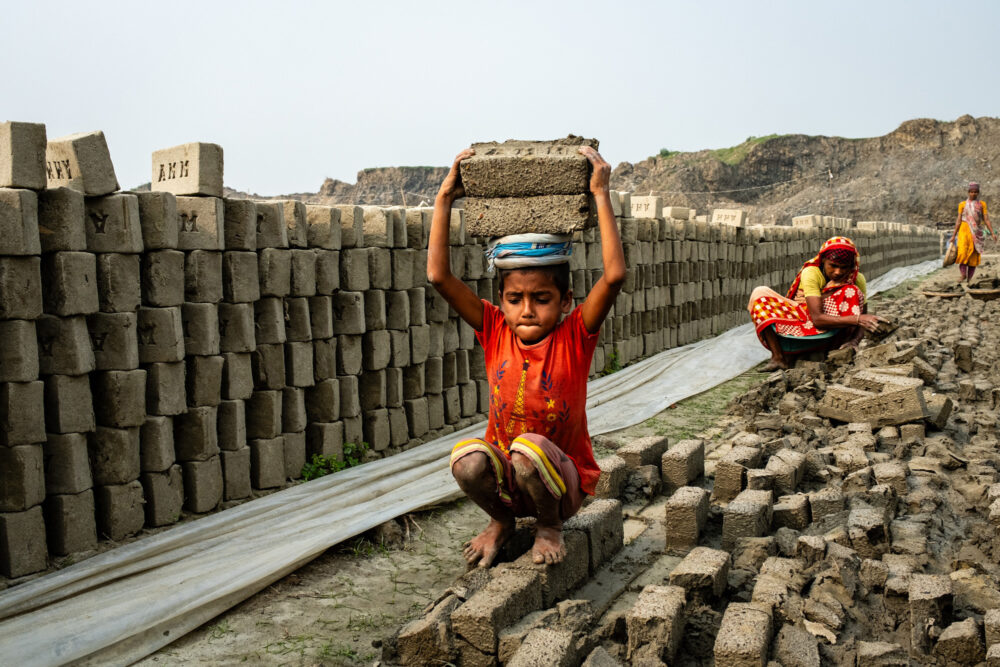 color photo of of child labour in Bangladesh by Inge Colijn - visual story