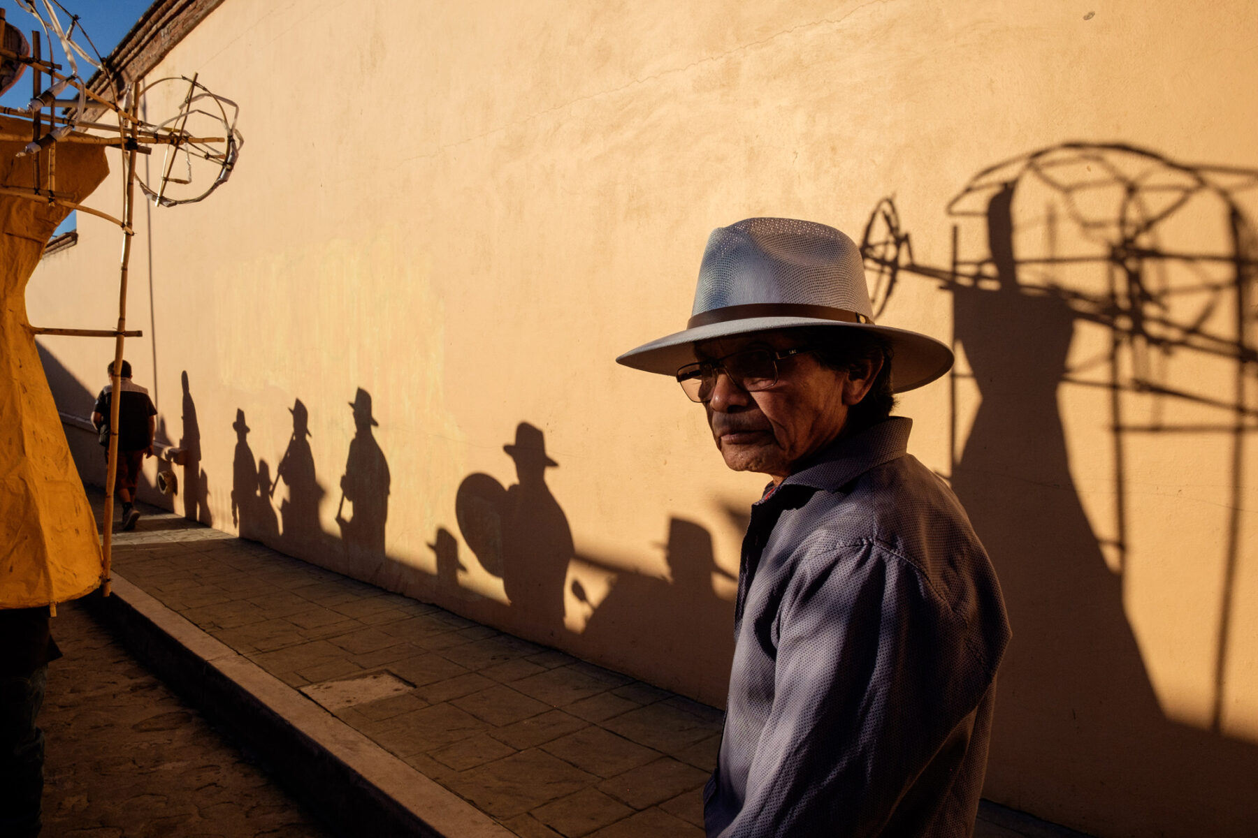 color street photo and portrait of man in Oaxaca, Mexico by Alejandro Estrada