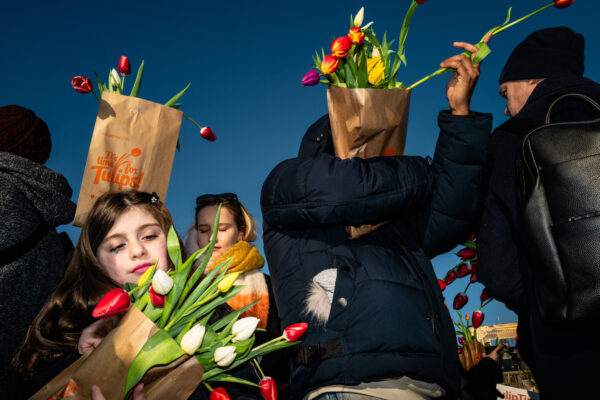 color street photo people with Tulip flowers in Amsterdam by Giedo Van der Zwan