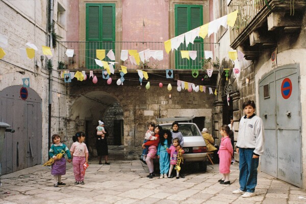 Color photography by Luigi Ghirri. Family in Puglia